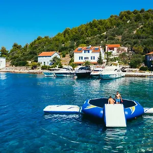 & Restaurant Rava